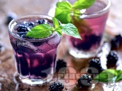 Коктейл Пърпъл Рейн (Purple Rain) с къпинов ликьор и портокалов ликьор трипъл сек - снимка на рецептата Коктейл Пърпъл Рейн (Purple Rain) с къпинов ликьор и портокалов ликьор трипъл сек - снимка на рецептата